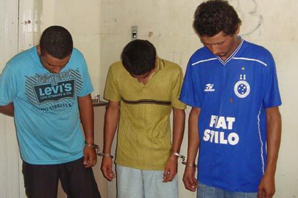 Jovens são presos pela Polícia Civil comercializando drogas no Alto Colina