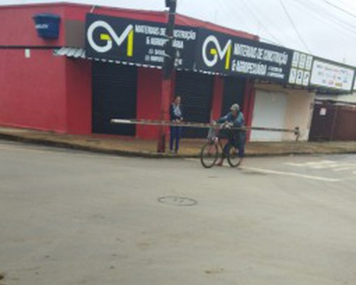 Homem é preso após invadir obra em demolição, furtar perfis metálicos e ser contido pela própria vítima em Patos de Minas