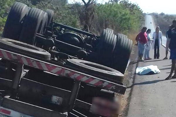 Motorista de caminhão morre após capotar veículo carregado com móveis na BR365