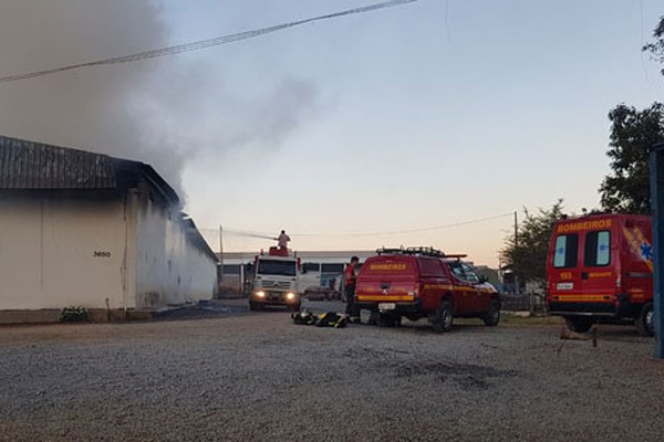 Bombeiros passam a noite combatendo incêndio em fábrica de carrocerias em Patos de Minas