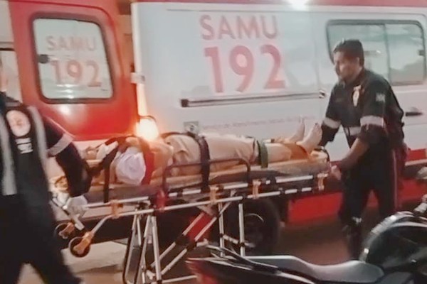 Acidente entre duas motos deixa condutora ferida na avenida JK, em Patos de Minas