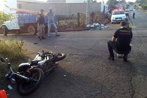 Acidente com veículo da prefeitura deixa motociclista gravemente ferida