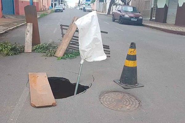 Mais um buraco enorme se abre na região central de Patos de Minas e moradores cobram providência