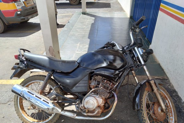 Polícia Militar Rodoviária prende homem de 37 anos em moto com sinais adulterados na MG235