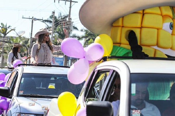 Candidatas ao título de Rainha do Milho desfilam em carreata pelas ruas de Patos de Minas