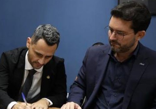 O prazo era até hoje, né? Então pronto, eu sou candidato", diz Cleitinho ao lado de Falcão.