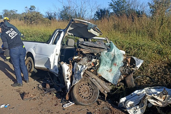 Tragédia: caminhonete e pick UP batem de frente e casal morre na hora na BR 365