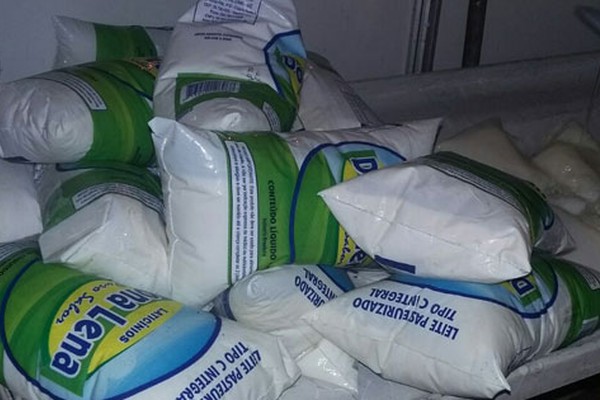 Vigilância Sanitária encontra leite vencido durante fiscalização em barracas da Fenapraça