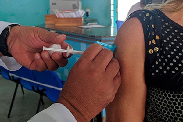 Campanha de vacinação contra a gripe segue imunizando grupos de risco da COVID-19 em Patos de Minas