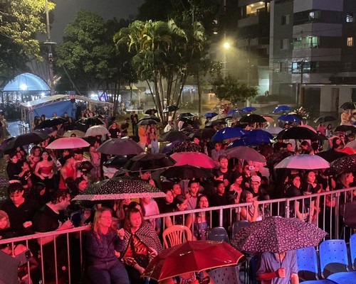 Chuva brinda público no Festival de Dança na Praça do Antigo Fórum; veja ao vivo