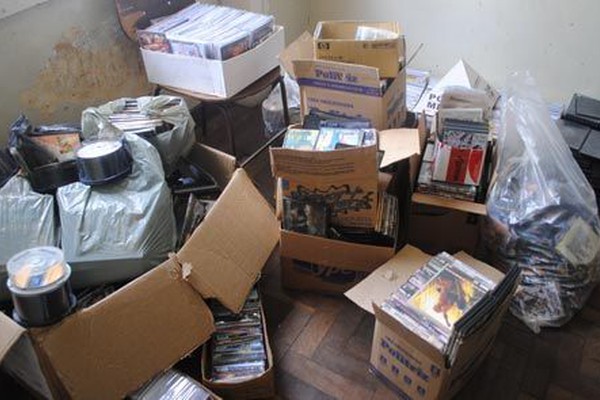 Milhares de CDs e DVDs piratas são apreendidos no bairro Santa Terezinha