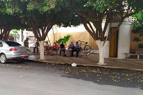 Cai a movimentação no centro de Patos de Minas, mas idosos continuam se arriscando