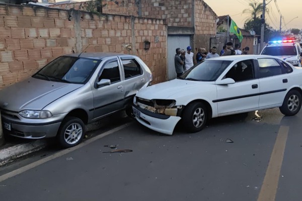 Motorista perde o controle, bate em carro estacionado e é preso por embriaguez em Patos de Minas