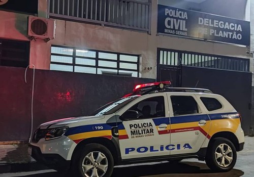 Homem faz ameaças colocando faca no pescoço da esposa e a intimida batendo a arma em seu rosto