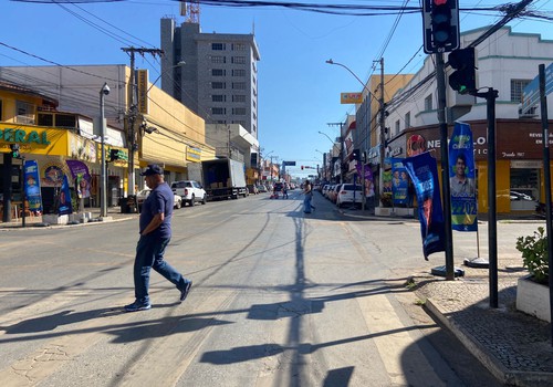 Comerciantes não podem, mas candidatos podem? Uso de windbanners gera questionamentos em Patos de Minas
