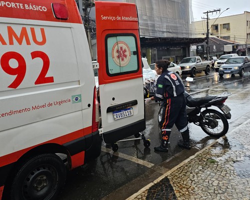 Atropelamento deixa três pessoas feridas na rua Major Gote; vítimas foram socorridas pelo Samu