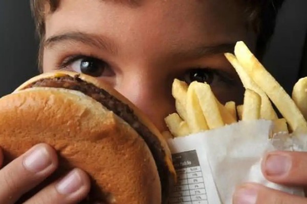 OMS lança guia para enfrentar obesidade em crianças e adolescentes