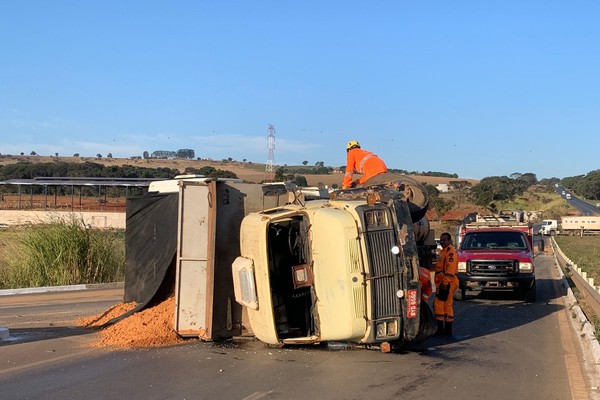 Militar aposentado perde controle após ser fechado e tomba caminhão na BR-365 em Patos de Minas