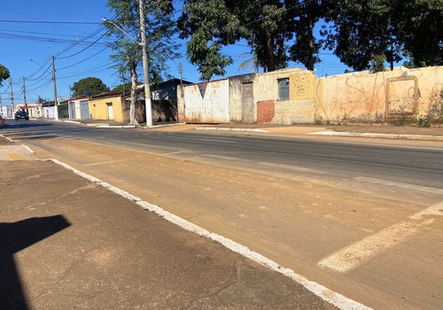 Moradores reclamam de sujeira e poeira provocadas por movimentação em depósito de terra em Patos de Minas