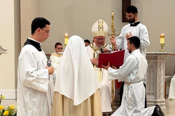 Votos Perpétuos de irmã carmelita marcam primeira Santa Missa no novo Carmelo de Patos de Minas