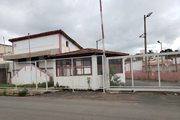 Antiga sede do Corpo de Bombeiros permanece em situação de abandono e vizinhos reclamam