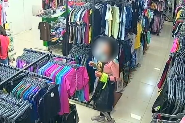 Câmera flagra mulher furtando camisola de apenas R$20,00 no Centro de Patos de Minas