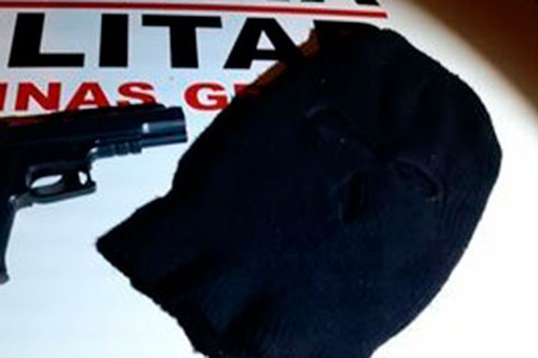 Polícia apreende touca ninja e réplica de pistola com homens suspeitos de planejar assalto
