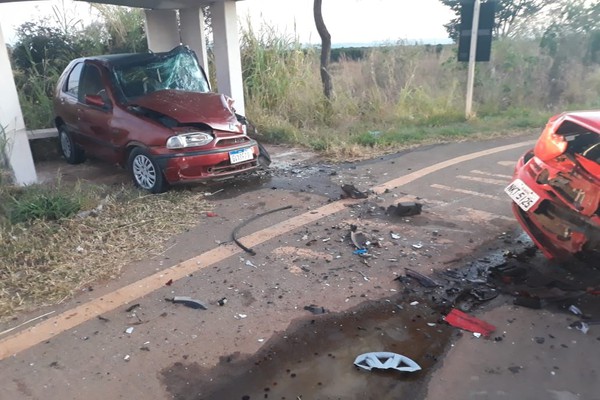 Batida frontal entre dois veículos deixa três feridos na BR 365 entre Patos e Varjão de Minas