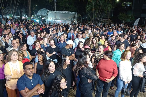 Público se diverte no início da noite do 1º dia de Fenapraça 2025; veja ao vivo