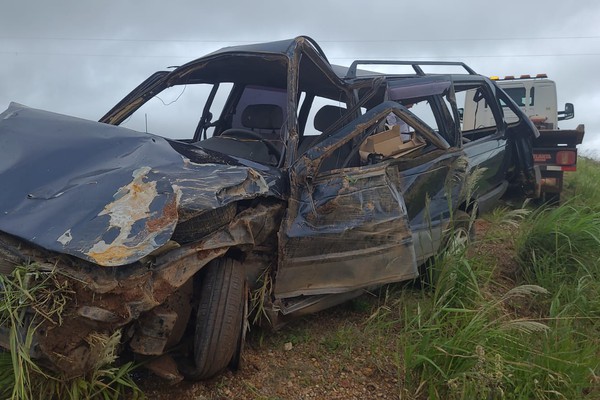 Motorista de 46 anos morre após carro passar direto em curva e capotar na BR146