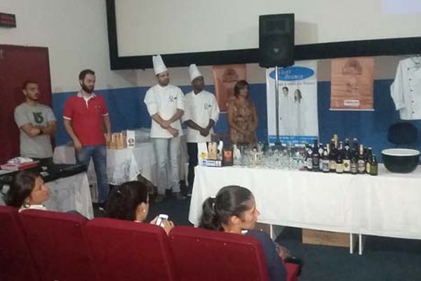 Alunos participam de aula inaugural do curso de gastronomia da Faculdade Patos de Minas
