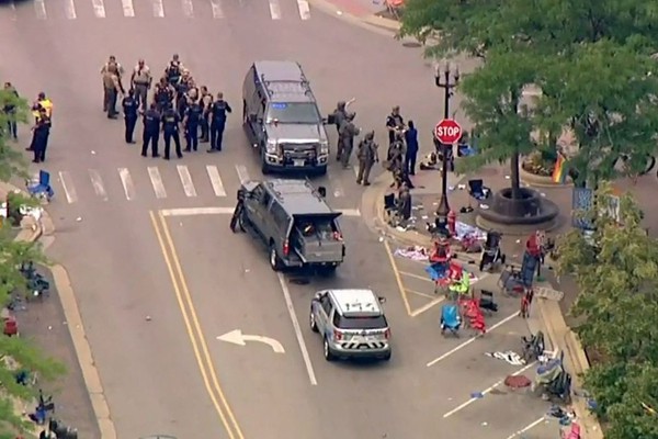 Ataque a tiros mata seis pessoas durante o desfile de 4 de julho nos EUA