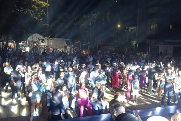 THe Class canta "I will survive na Fenapraça e empolga público; veja ao vivo