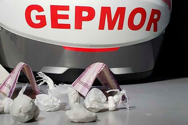 PM leva senhor de 58 anos com papelotes de cocaína para a delegacia após denúncia de comércio da droga