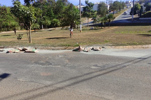 Veículo deixa cair diversos sacos de cimento em rotatória de avenida em Patos de Minas