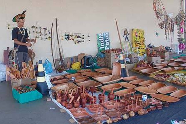 Índios da tribo Pataxó fazem exposição em hipermercado de Patos de Minas