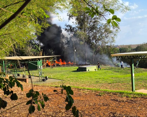 Incêndio atinge pneus em clube de tiro e provoca fumaça densa em Patos de Minas