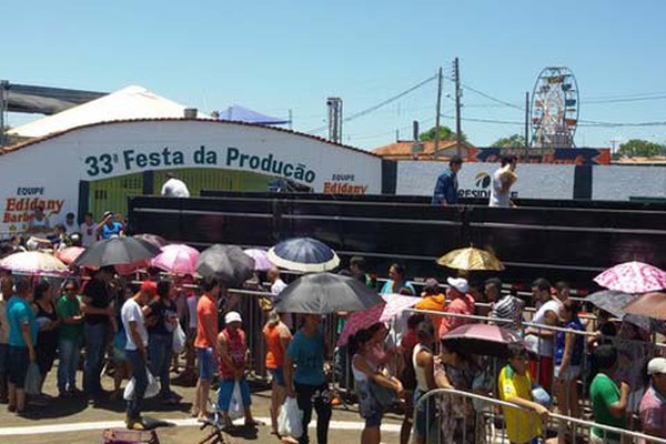 Troca de alimento por ingressos para o Show de Gusttavo Lima reúne uma multidão em frente ao Parque de Exposições de Presidente Olegário