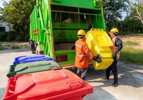 Motorista que comia dentro do caminhão de lixo terá adicional de insalubridade em grau máximo e será indenizado