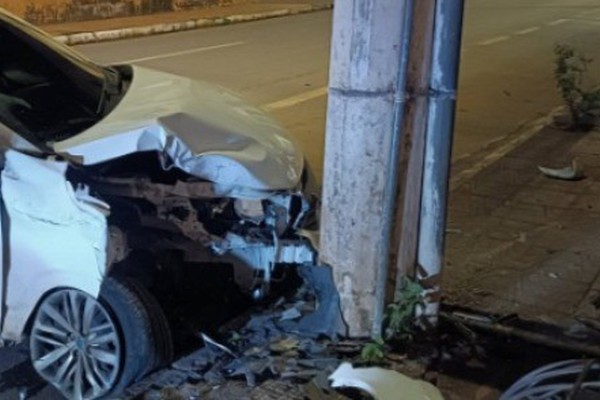 Condutora é presa após atingir poste e lixeira e ameaçar de morte policial no Centro