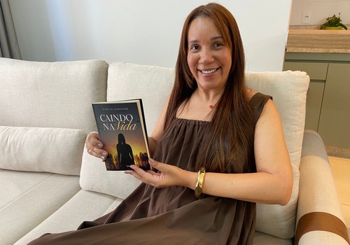 Caindo na Vida! Patense que ficou tetraplégica em acidente doméstico lança livro com história de superação