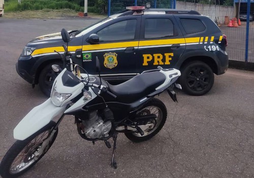 PRF apreende motocicleta adulterada que era transportada em ônibus na BR365
