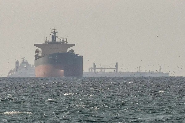 Emirados Árabes Unidos reclamam que Ormuz segue controlado pelo Irã