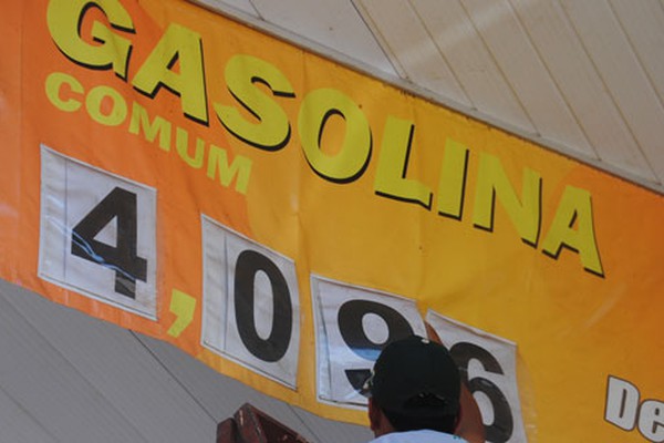Após aumento de impostos, Gasolina já é vendida a mais de R$4,00 em Patos de Minas