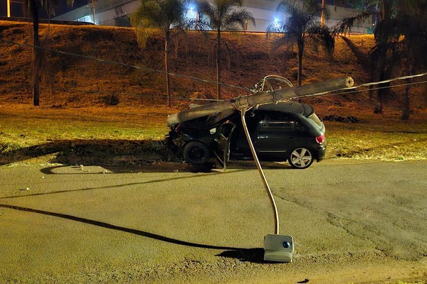 Motorista perde o controle da direção na avenida Fátima Porto e arranca poste de iluminação