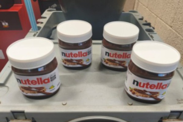Mulher é flagrada colocando potes de nutella dentro da bolsa em supermercado de Patos de Minas