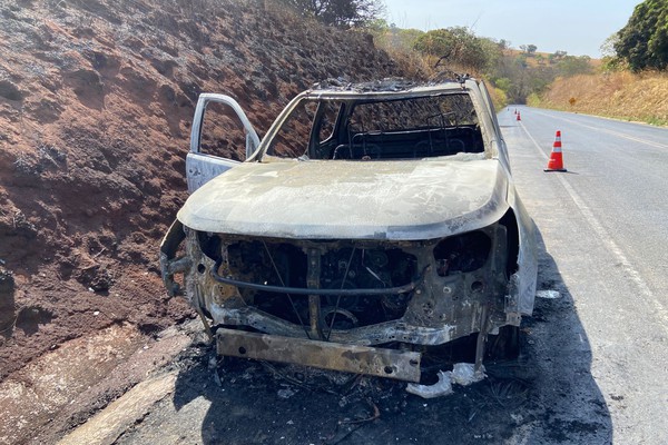 Viatura da Polícia Militar de Meio Ambiente pega fogo na MGC 354 e fica completamente destruída