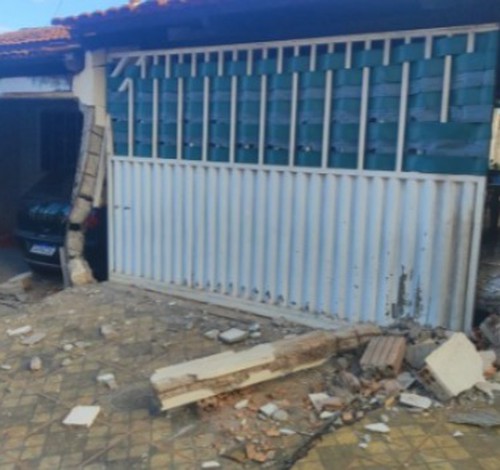 Jovem é preso em Varjão de Minas após perder controle de carro e bater em duas residências