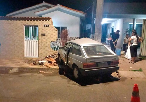 Condutor inabilitado para dirigir carros perde o controle da direção e bate em residências