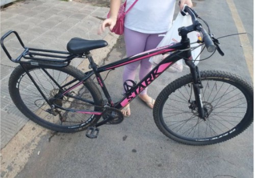 Homem furta bicicleta com sacolas de compras no centro de Patos de Minas e é preso em flagrante